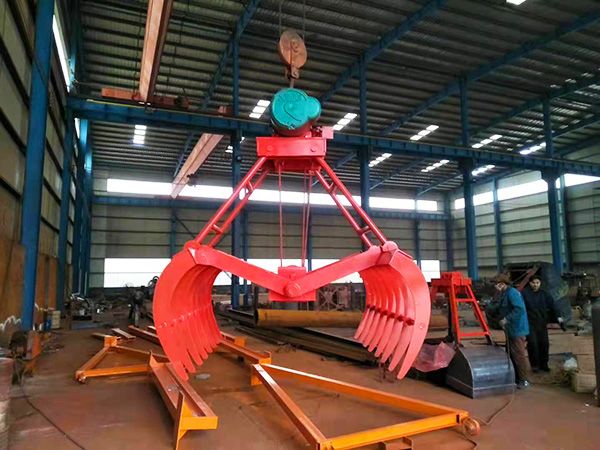 Wood grab bucket